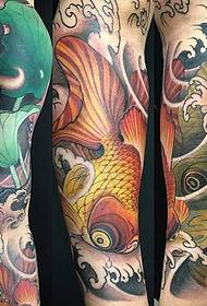 Patrón de tatuaje de pez dorado de hoja de loto de hombro