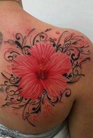 Espléndido patrón de tatuaje de flores en los hombros