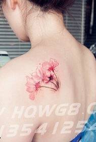 Modellu frescu di tatuaggi florali nantu à e spalle