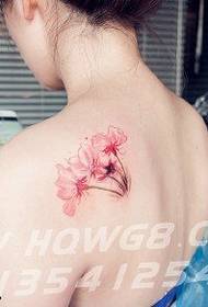 Fresco motivo floreale a tatuaggio sulle spalle
