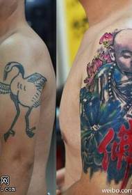 Покривање на старата тетоважа Maitreya шема на тетоважи