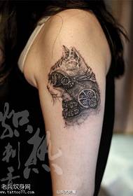 Mechaninis katės tatuiruotės modelis ant peties