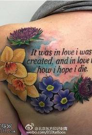 На рамену цвјетни узорак тетоваже цвјетног карактера