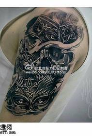 Modello di tatuaggio maschera spalla grigio nero