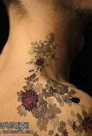 मनुष्याच्या खांद्यावर कीटकांचे फूल टॅटू नमुना