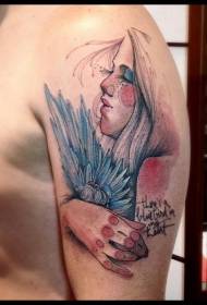Женски портрет с великом руком осликан цветним узорком тетоваже