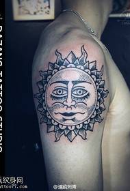 Na ramenih trn vzorec tetovaže sonca totem