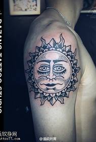 Spalle di spalle sole totem mudellu di tatuaggi