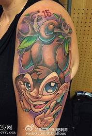 Motivo tatuaggio scimmietta colorato a spalla
