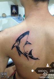 Modello di tatuaggio squalo pungente sulla spalla