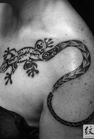 Ŝultro tondita gecko totem tatuaje