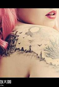 Na ramenu drevna kuća uzorak tetovaža