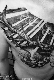 Klasičen vzorec tetovaže rogovja na rami