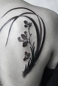 Model tatuazhi i orkideve të shpatullave