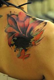 Akvarel tetování na rameni je velmi krásné