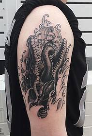 Рамо црна сива крокодилска шема на тетоважи