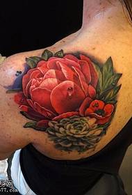 Квітковий візерунок татуювання плоті на плечі