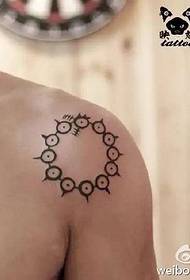 Tatuaż sznurkowy na ramieniu