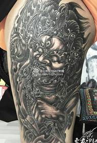 Na ramenu klasični nepomični uzorak kralja tetovaža