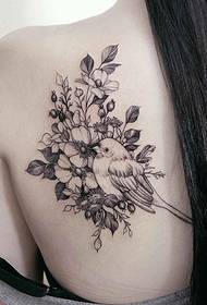 Прекрасна шема на тетоважи на задниот дел на девојчето