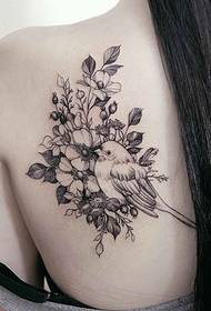 Bellissimo disegno del tatuaggio sul retro della ragazza