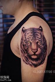 Wzór tatuażu z głową tygrysa na ramieniu