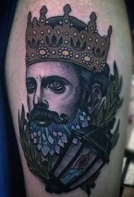 Színes portré egy férfi tetoválással koronát visel