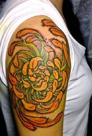 Fotografi me shkëlqim tatuazhesh me lule në shpatullat e meshkujve