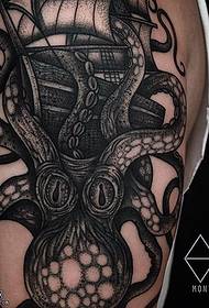 Olkapää klassinen mustekala purjehdus tatuointi malli
