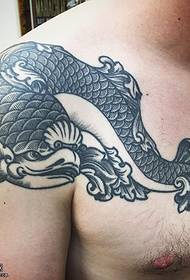 egy nagy hal tetoválás mintát a vállán