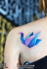 Mille motivi del tatuaggio della gru di carta sulla spalla