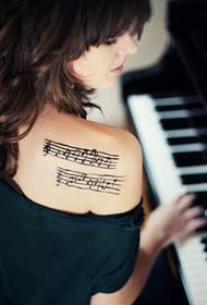 Seksikäs kauneus olkapää persoonallisuus musiikki tatuointi