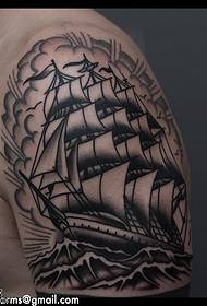 Pátrún tattoo sailboat ag stinging ghualainn