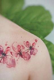 Gadis seksi pola tato bunga bahu harum
