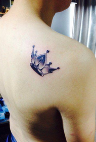Zepòl moun nan mòd bèl foto nwa ak blan kouwouy tatoo
