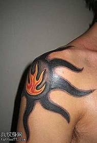 Το μοτίβο ώμου ένα σχέδιο τατουάζ φλόγα τοτέμ