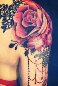 Številni lepi cvetlični modeli tatoo na ženskih ramenih