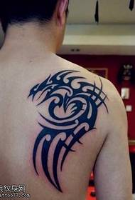 Bel tatuaggio totem sulla spalla