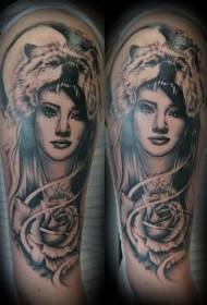 Lielas rokas krāsas sieviešu portrets ar vilka galvas rozes tetovējuma modeli