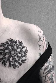 Na ramenu okrugli biserni oblik tetovaže