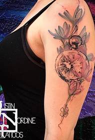 Tatuaggio con inchiostro romano sulle spalle
