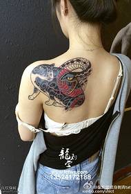Узорак тетоваже мачака и змија на рамену