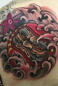 Stari Dharma uzorak tetovaže na ramenu