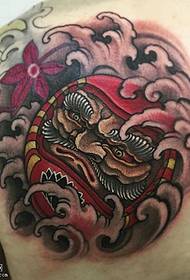 ຮູບແບບ tattoo Dharma ເກົ່າຢູ່ເທິງບ່າ