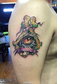 Patrón de tatuaxe de ollos deus pintado de ombreiro