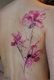Mooie tattoo met inkt op de schouder