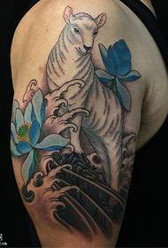 Model de tatuaj cu flori de lotus în umăr