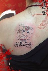 Vauva elefantin tatuointikuvio takaosaan