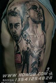 Dos diseños de tatuajes juveniles en los hombros