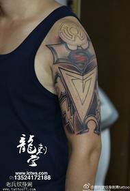 На рамену геометријски тотем тетоважа узорак тетоваже